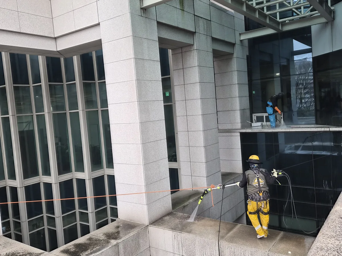 동구 금동 상가건물 옥상 파라펫 장비 주변 정밀 위생청소 사례 - 행진크린