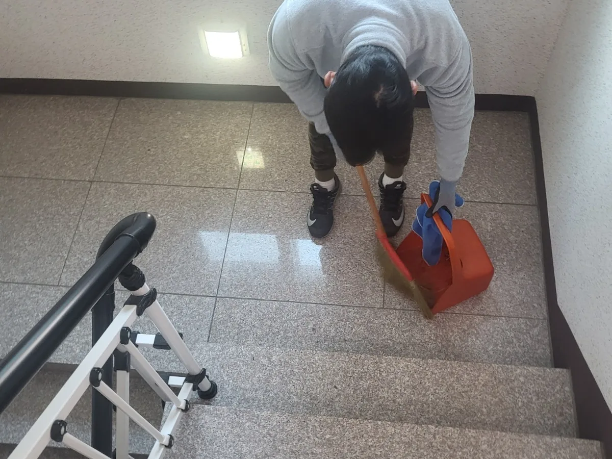 북구 본촌동 빌라 공동현관 장비 주변 정밀 위생청소 사례 - 행진크린