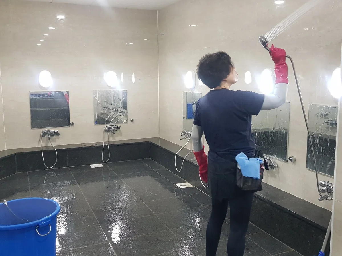 북구 오치동 목욕탕 탈의실·파우더룸 바닥 위생청소 사례 - 행진크린