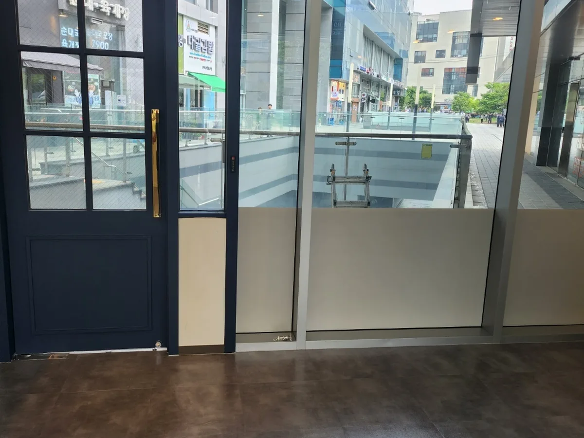 북구 오치동 현장 출입문·프레임 바닥 위생청소 사례 - 행진크린