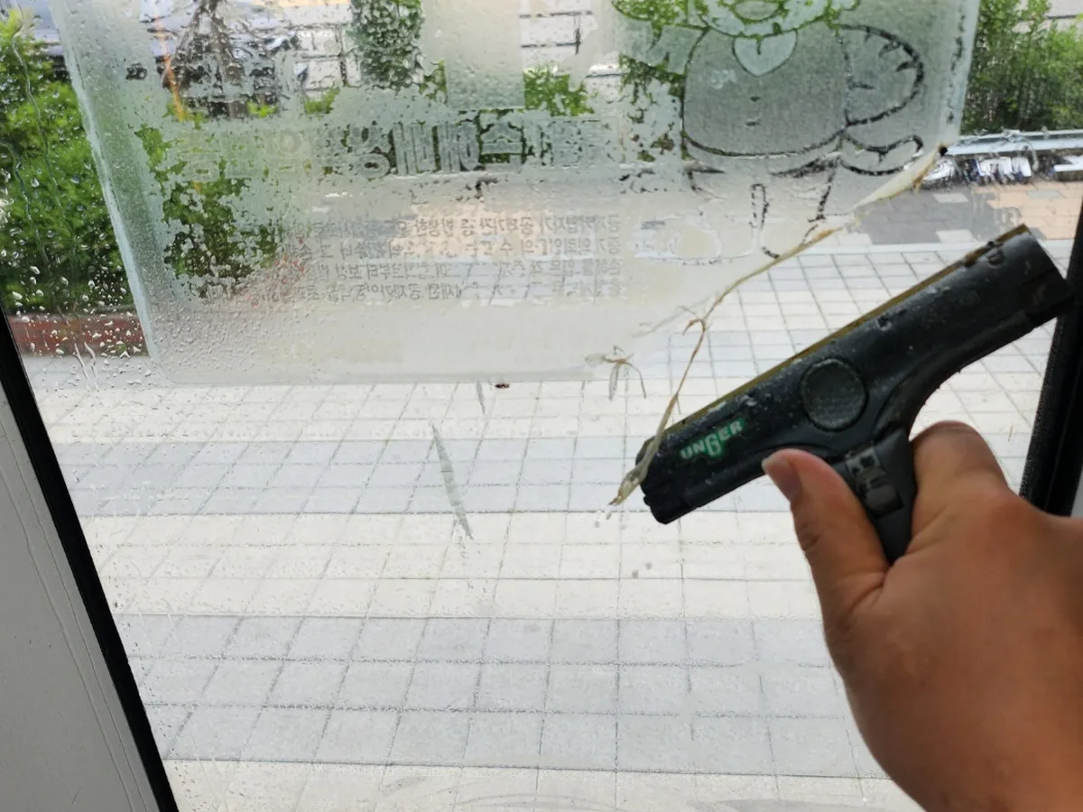 북구 본촌동 사무실 고층 외창 장비 주변 정밀 위생청소 사례 - 행진크린